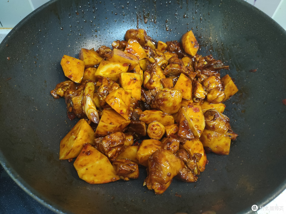 土豆和这肉是绝配,入冬后要常吃,滋补不上火,好吃到汤汁都不剩
