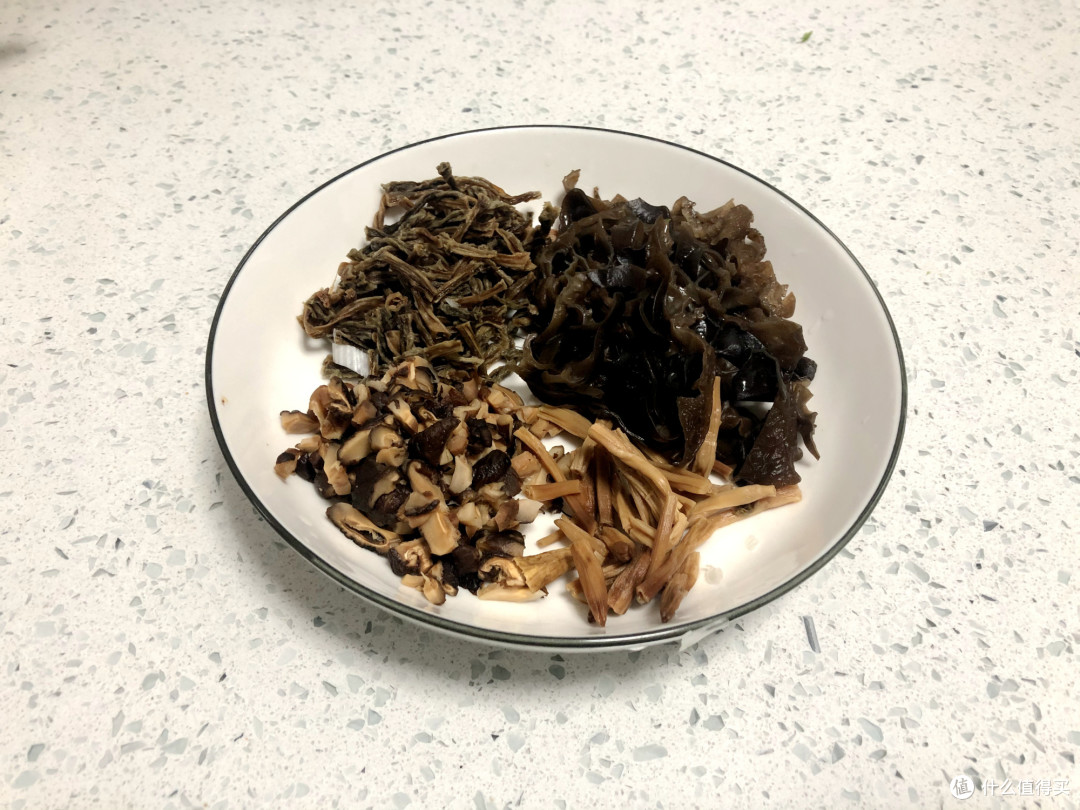 冬天就馋杂面条,不放一点肉,用料简单实在,吃完浑身上下都暖和