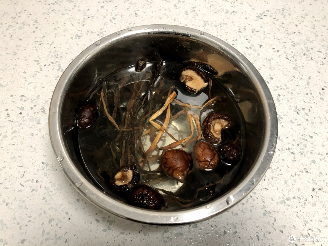 冬天就馋杂面条,不放一点肉,用料简单实在,吃完浑身上下都暖和