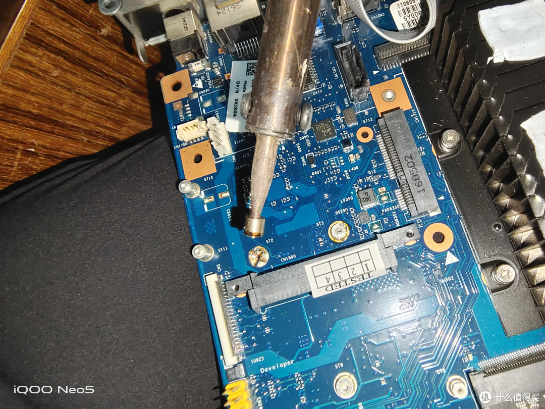 取下来的铜柱主板支持全高的minipcie,但铜柱在半高的位置,而且这种