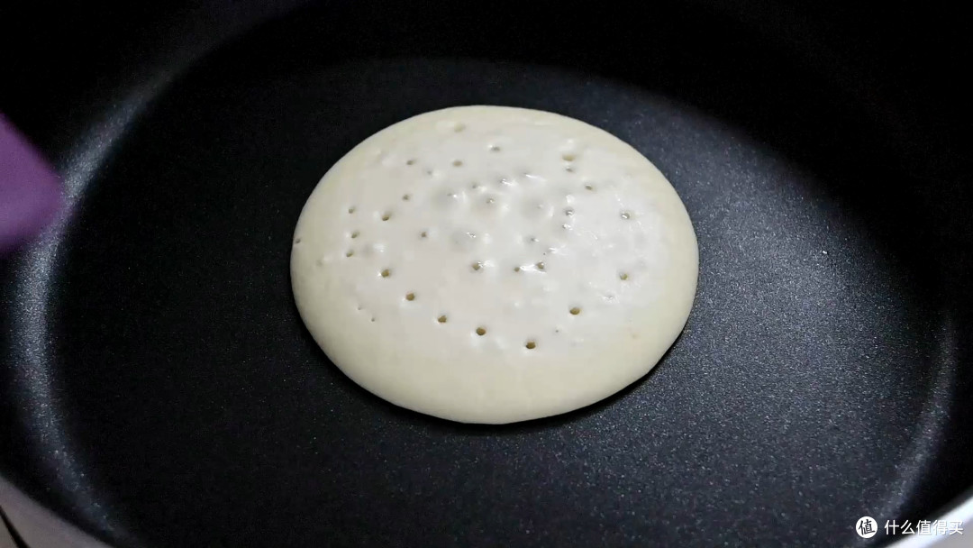 不用烤箱,平底锅就能做出松软如蛋糕的松饼,简单到没朋友