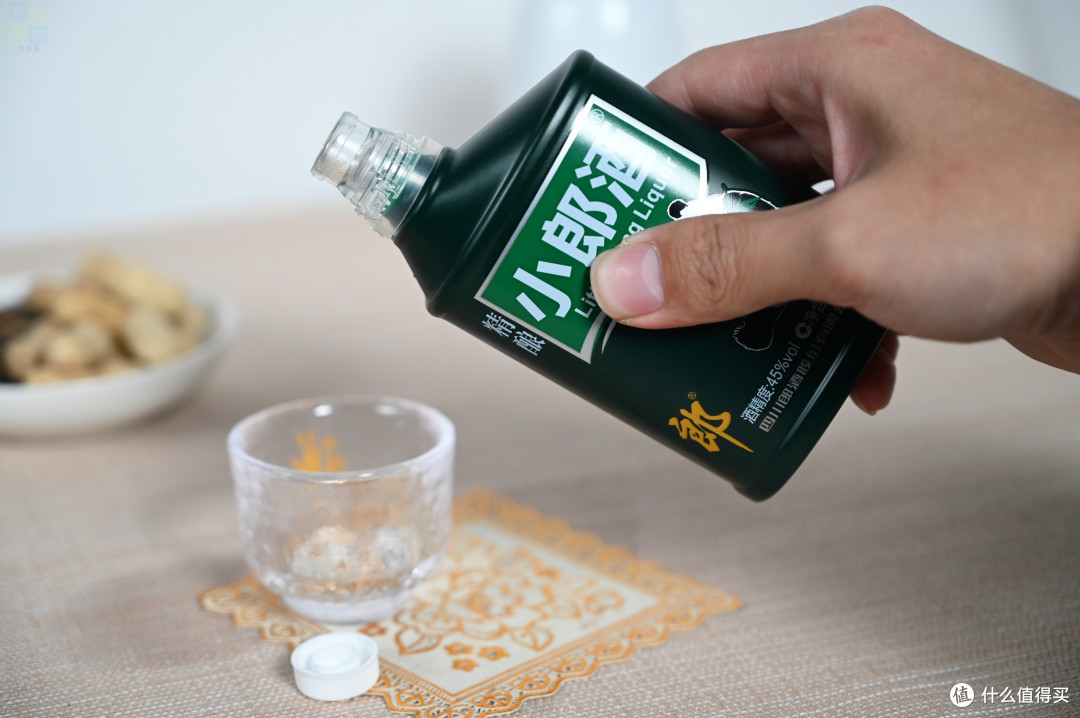 杯中悬佳酿，唇齿香气浓