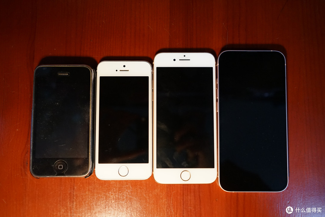 写了那么多废话，无聊从抽屉里翻出来了这几年用的手机，3gs-5s-8-13