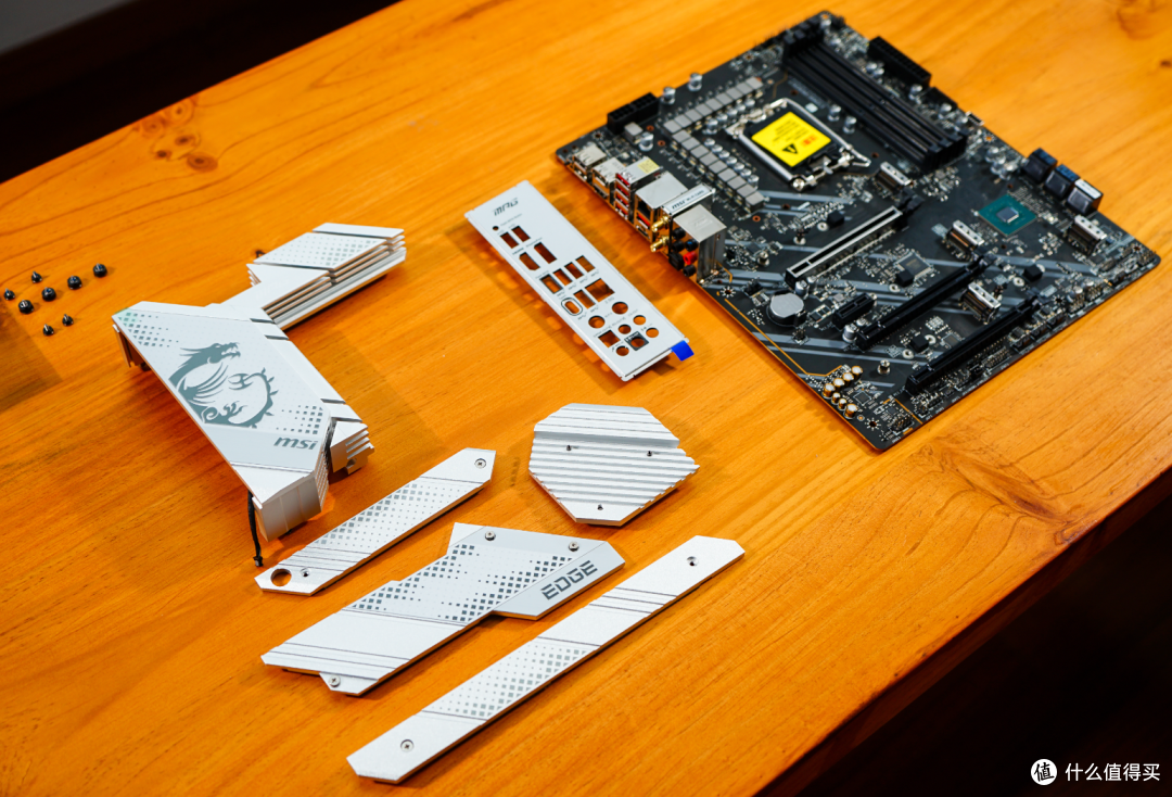 微星Z690 DDR4刀锋钛首发开箱：颜值只是开胃菜，供电+M.2接口都超给力