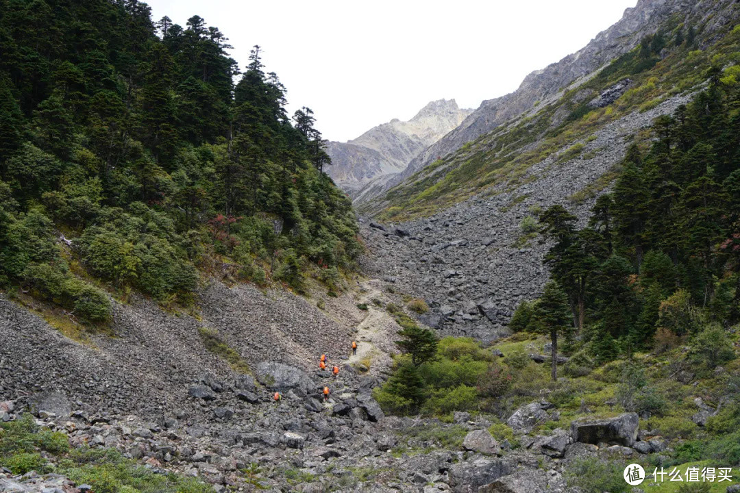 图 | 大家橘色的背包防雨罩点缀着这片青翠的山谷