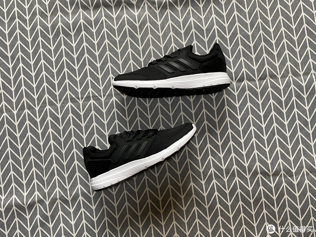 adidas GALAXY 4黑白配色跑鞋