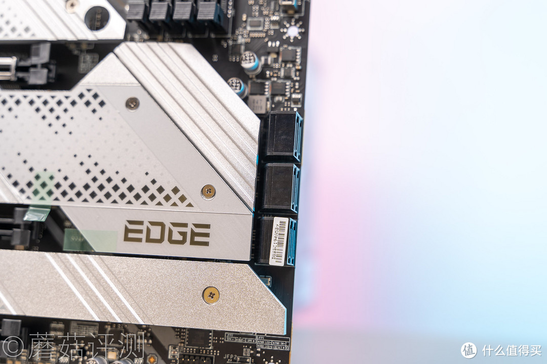 颜值用料两手抓，搭配12代处理器的不错之选、微星Z690 EDGE TI DDR4刀锋钛主板