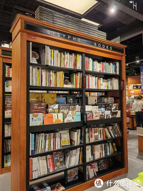 西西弗书店的架子，外面一层实木包裹，内部是黑色的钢架