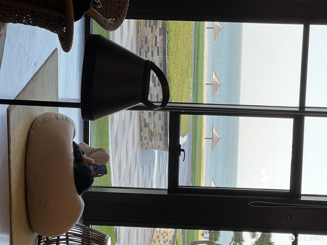 酒吧海边的景色很棒,躺着玩会消消乐,舒坦