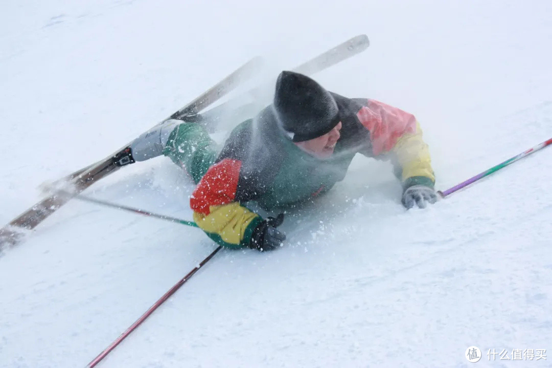 滑雪分為單板和雙板,初次體驗滑雪,應該選擇單板還是雙板呢?