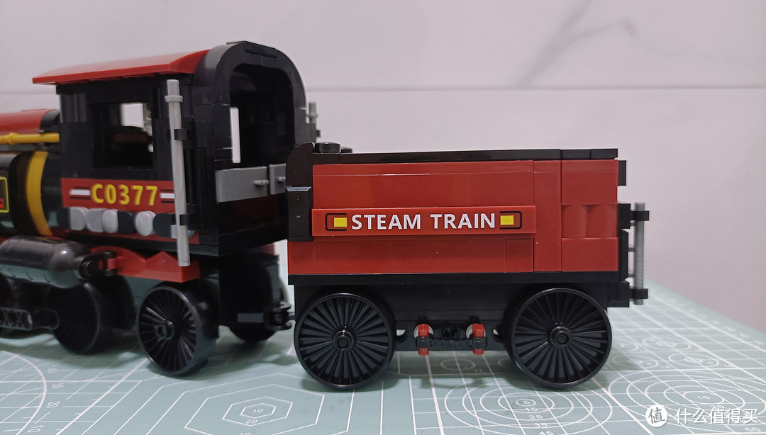 沃马积木：复古蒸汽火车C0377圣诞场景模型分享
