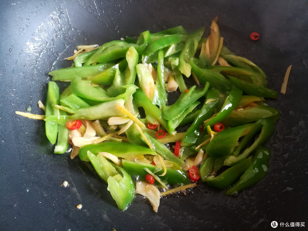 大厨:炒腊鱼,最忌泡水就炒,多做一步,腊鱼越炒越香,超下饭