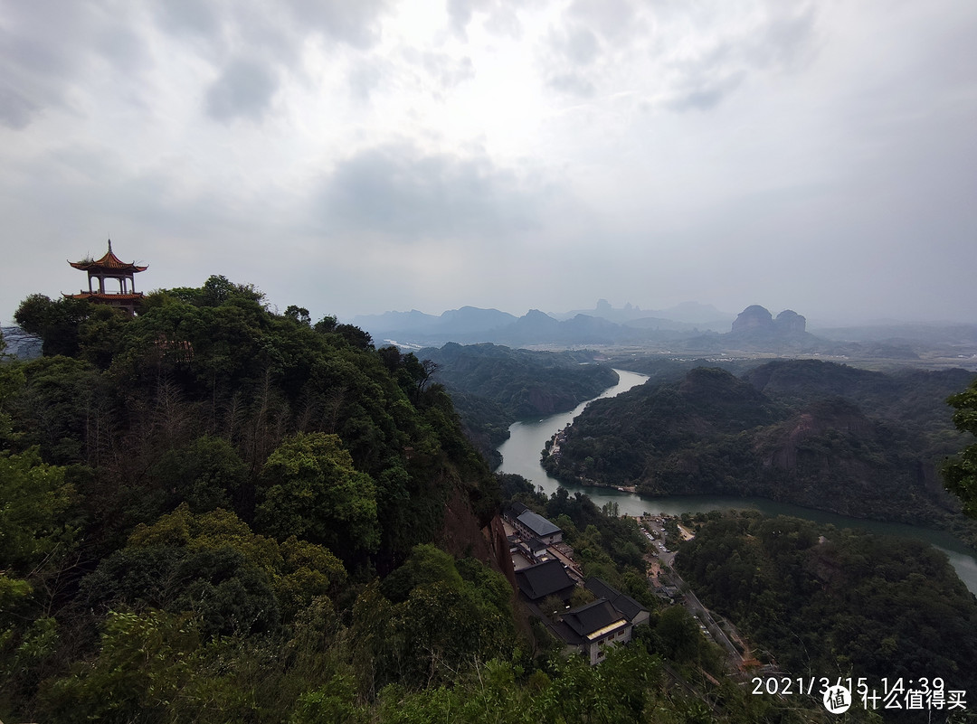 丹霞山景色，同为丹霞地貌，景色和桂林很接近