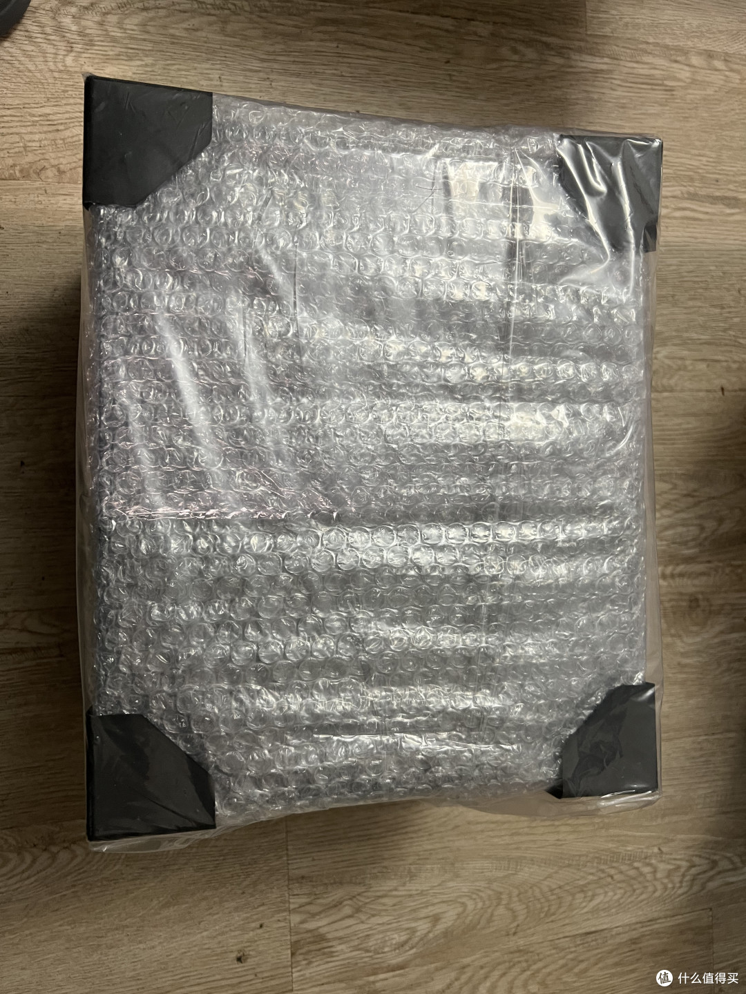 保护的比较好,8个角还有塑料角保护