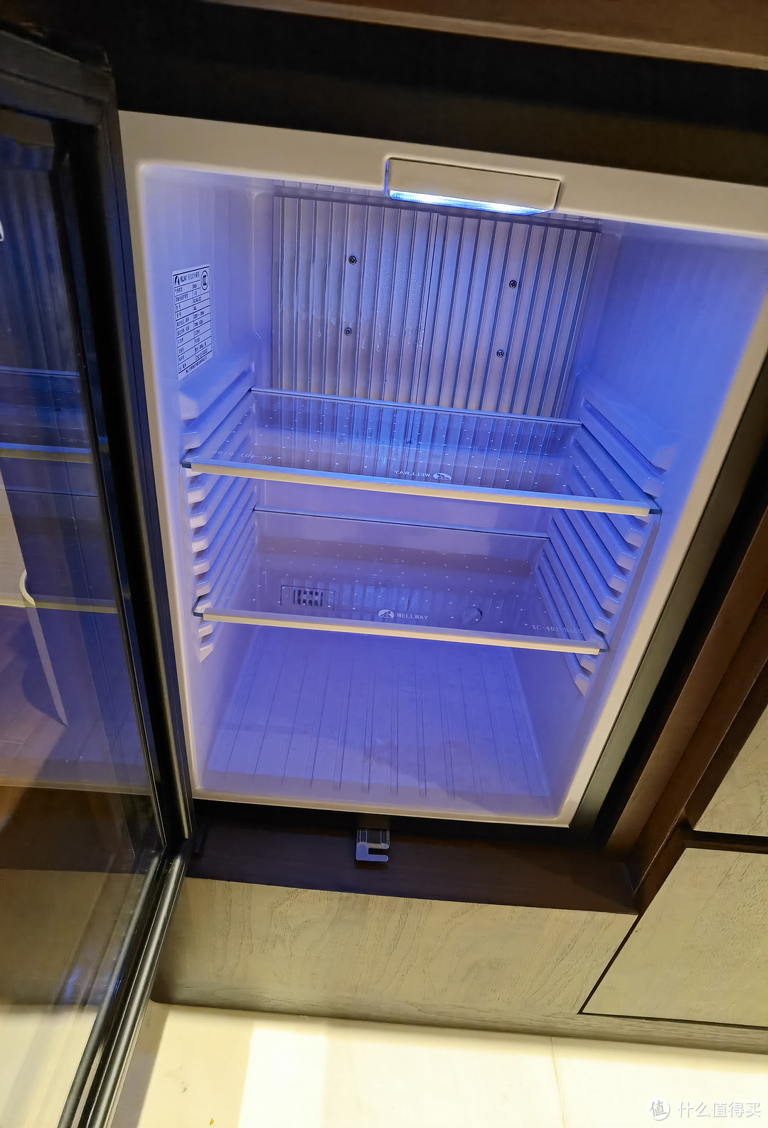 MINI吧的冰箱是空的