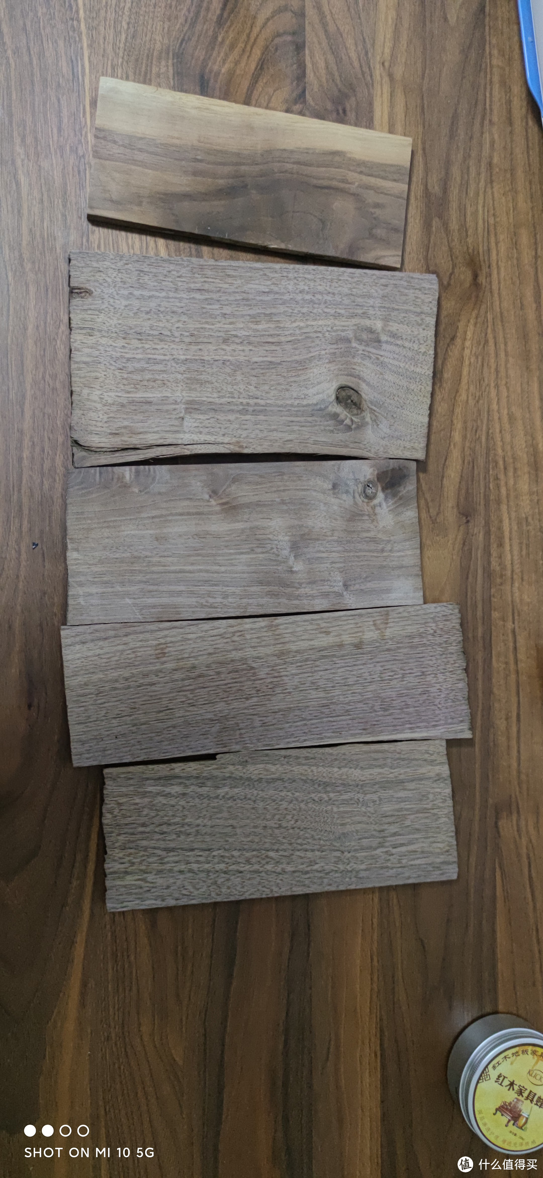 买回来的一部分木头，总共买了十几片，卖家帮忙直接用压刨压到1.5厘米厚了，刚好符合我的标准。