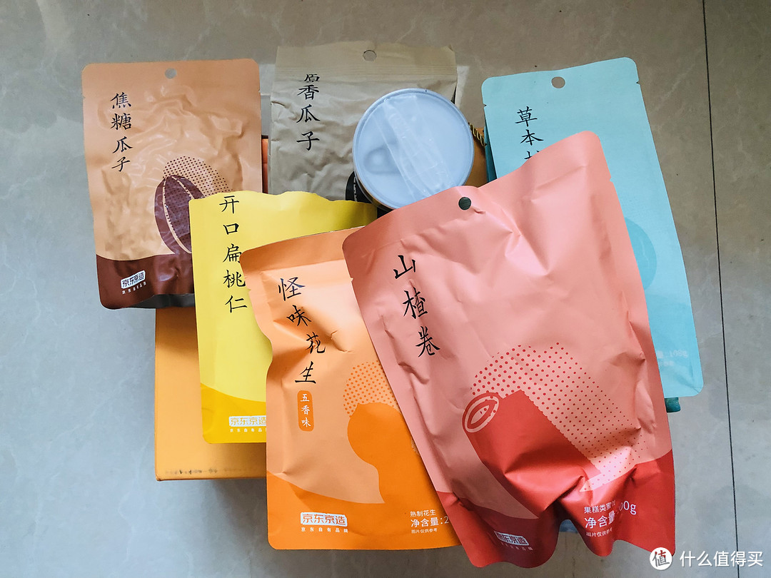 坚果礼包开箱食用测评，款式齐全口感多样化，搭配茶水食用口感更佳！