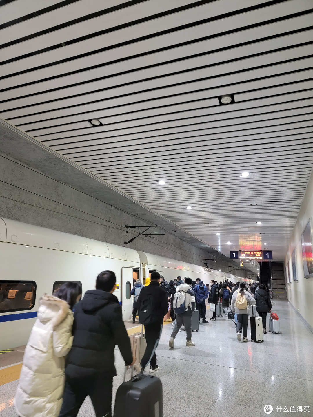 高铁下车后步行到机场,人多路途远