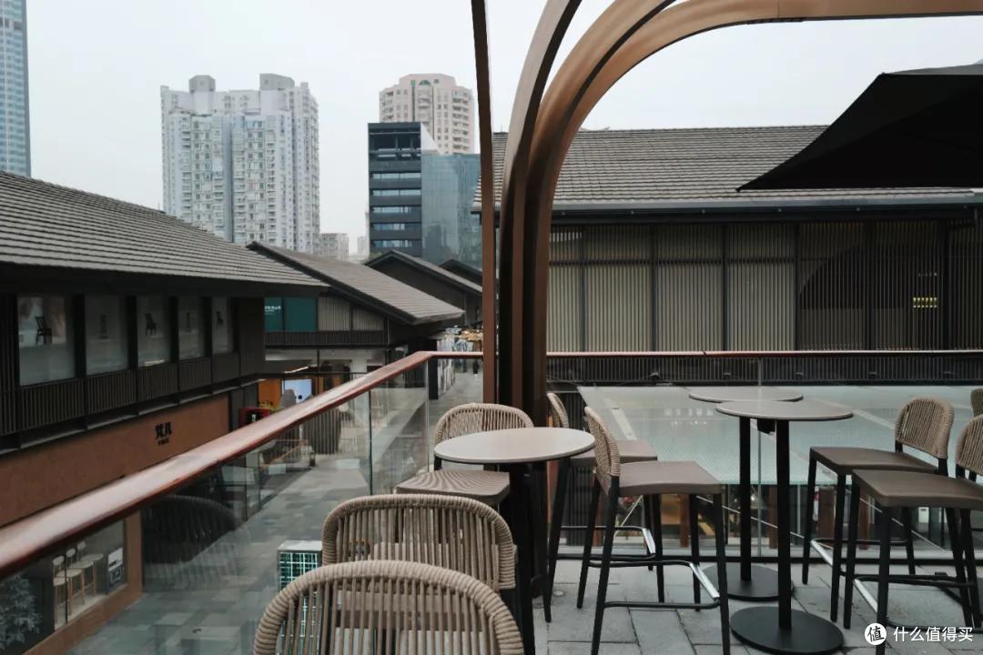 这座城的星巴克,让我变成了小酒鬼