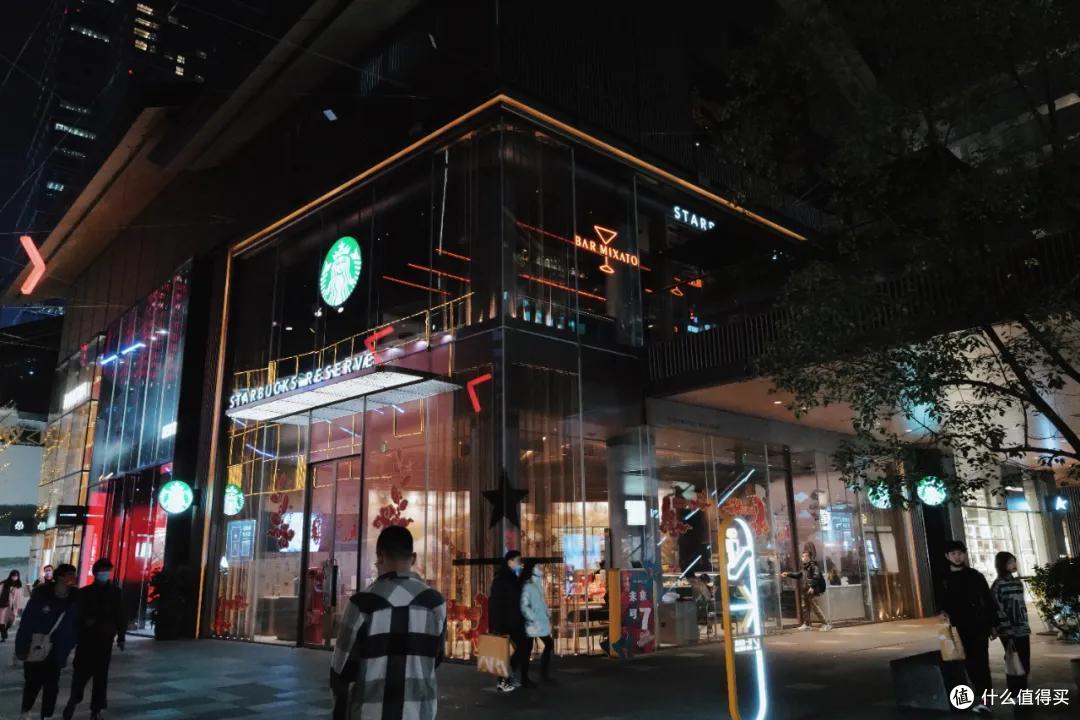 这座城的星巴克,让我变成了小酒鬼