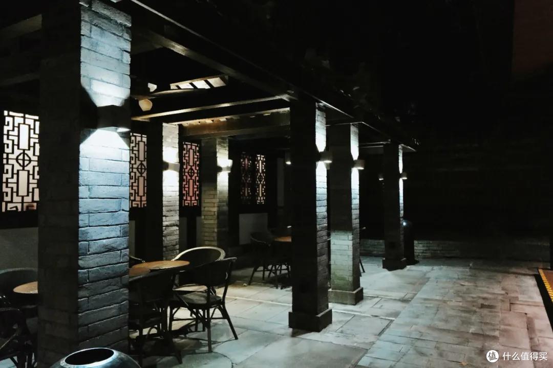 这座城的星巴克,让我变成了小酒鬼