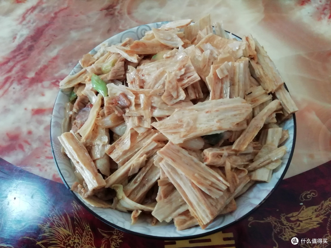 婆婆做了一桌菜,发朋友圈热闹了,网友:全是家乡味,好想来蹭饭