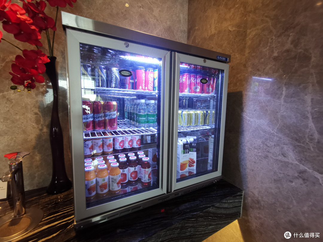 冰箱有乌苏啤酒还有玻璃瓶装的果汁