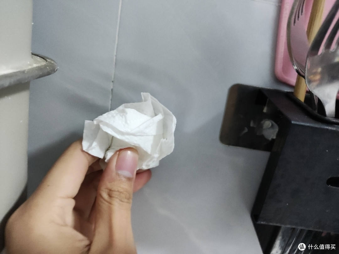 把墙壁的油渍去除