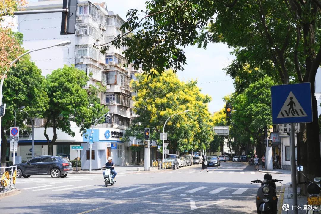 这条街仅仅1000米出头的街,我可以走无数次