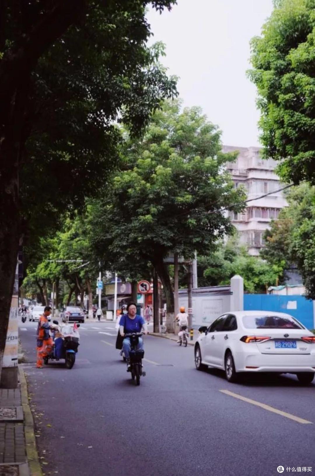 这条街仅仅1000米出头的街,我可以走无数次