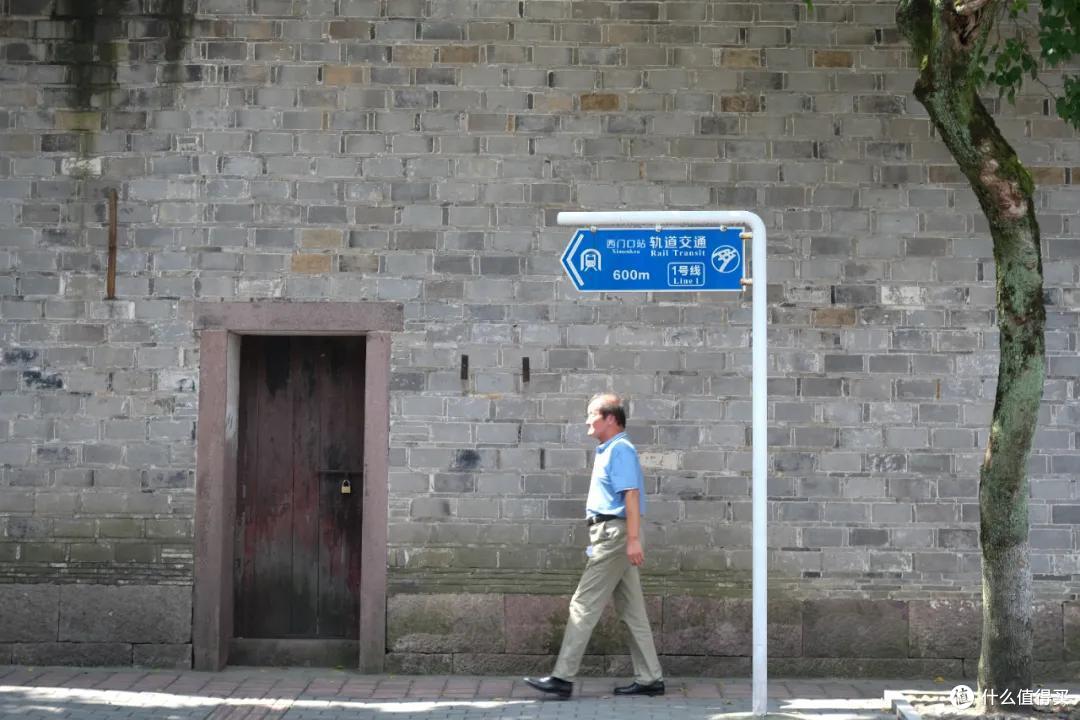这条街仅仅1000米出头的街,我可以走无数次