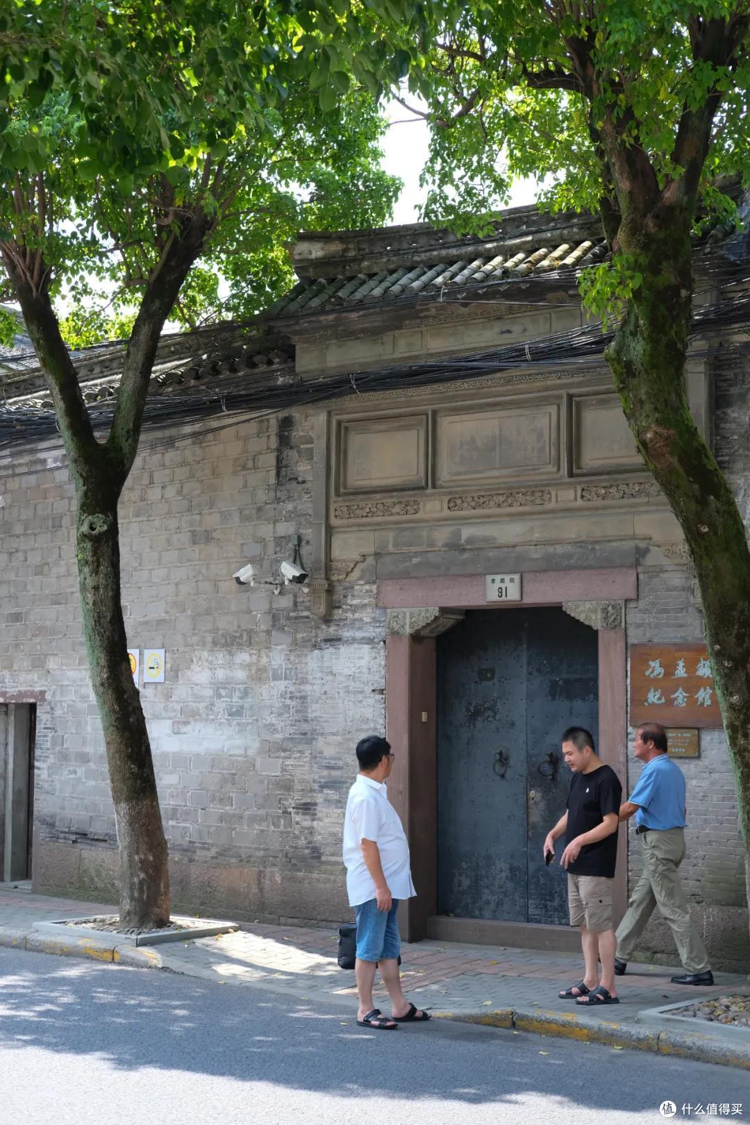 这条街仅仅1000米出头的街,我可以走无数次