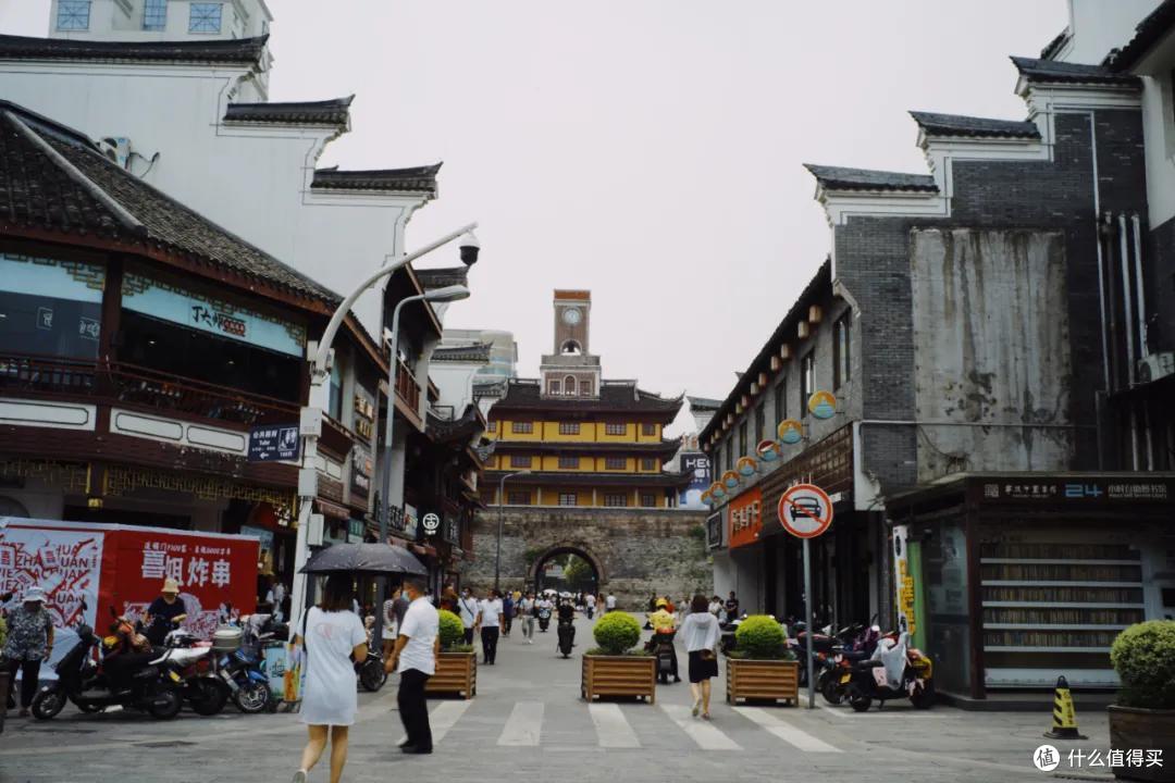 这条街仅仅1000米出头的街,我可以走无数次