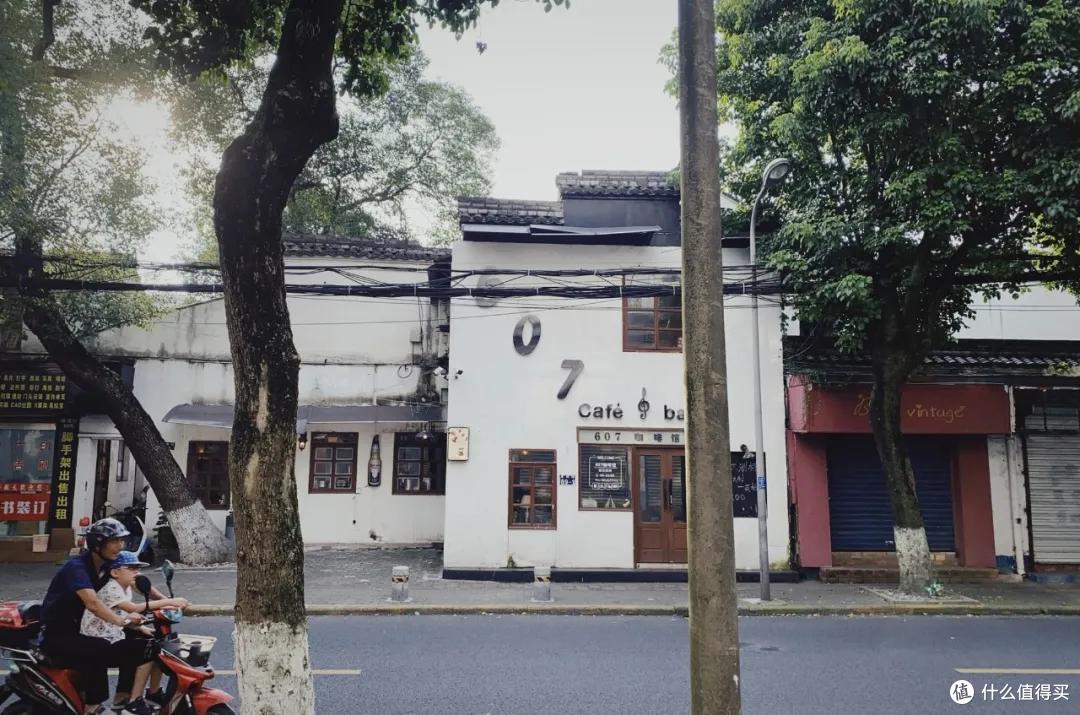 这条街仅仅1000米出头的街,我可以走无数次