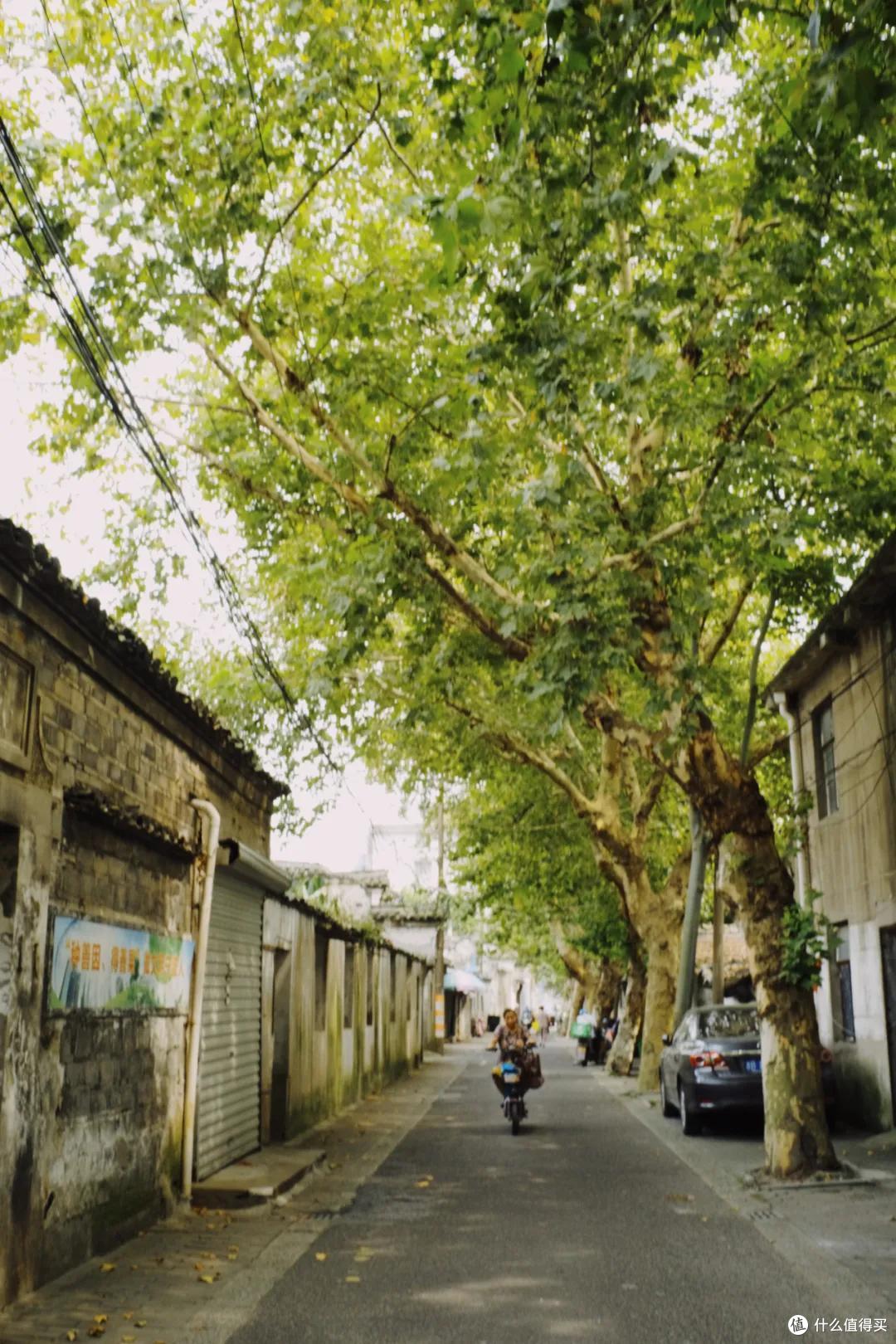 这条街仅仅1000米出头的街,我可以走无数次