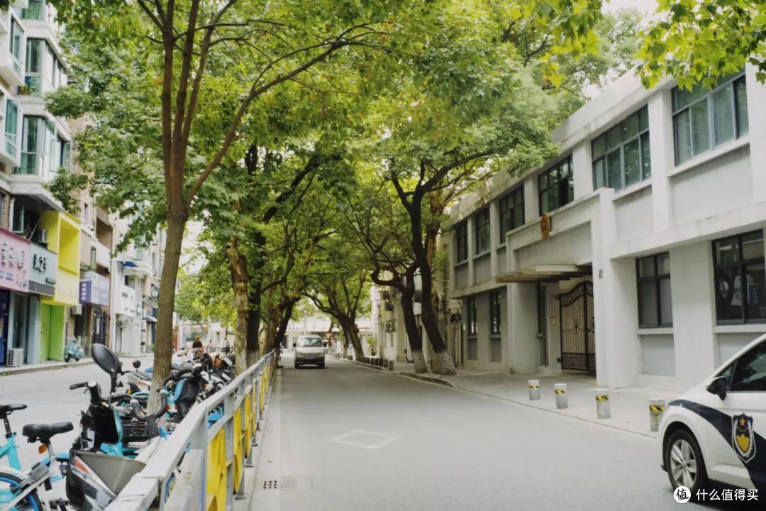 这条街仅仅1000米出头的街,我可以走无数次