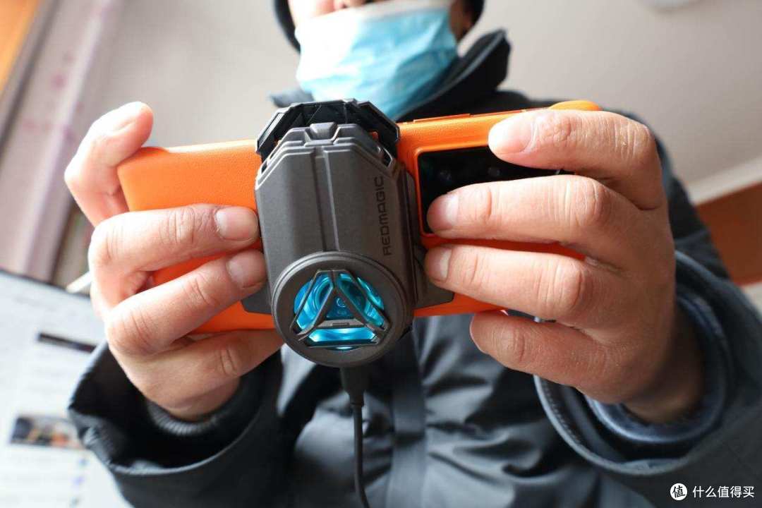 吃鸡、开黑瞬间到冰点,红魔涡轮散热背夹,高通火龙的克星