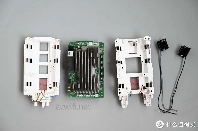 FiberHome 5G CPE插卡路由器LG6121F拆机与评测