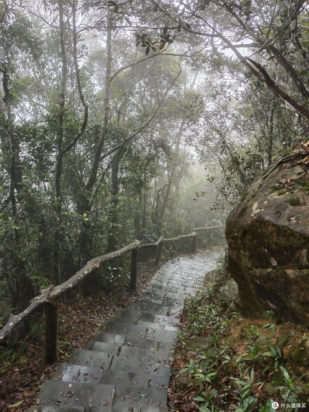 海南除了三亚万宁，还有这个风景秀丽的山岭