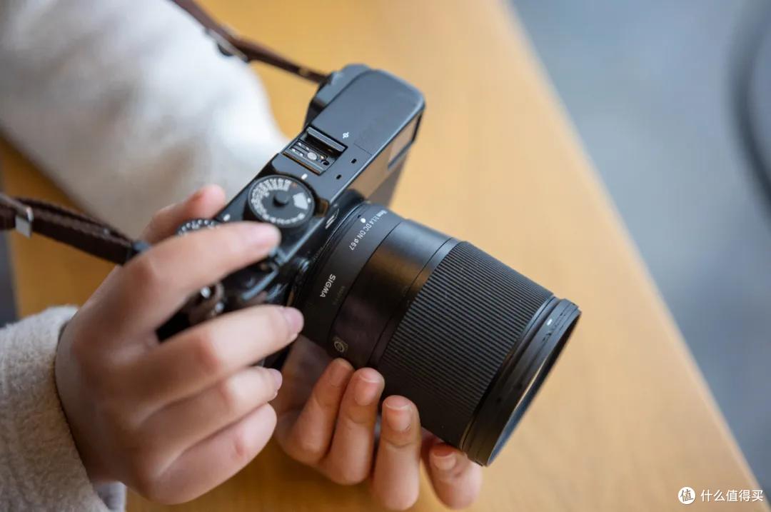 千呼万唤,适马APS-C三剑客X卡口版本终于来了!速观16mm F1.4测评