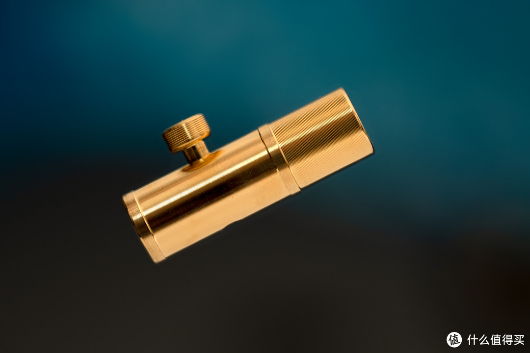 钛合金枪栓，金色表面为氮化钛镀层