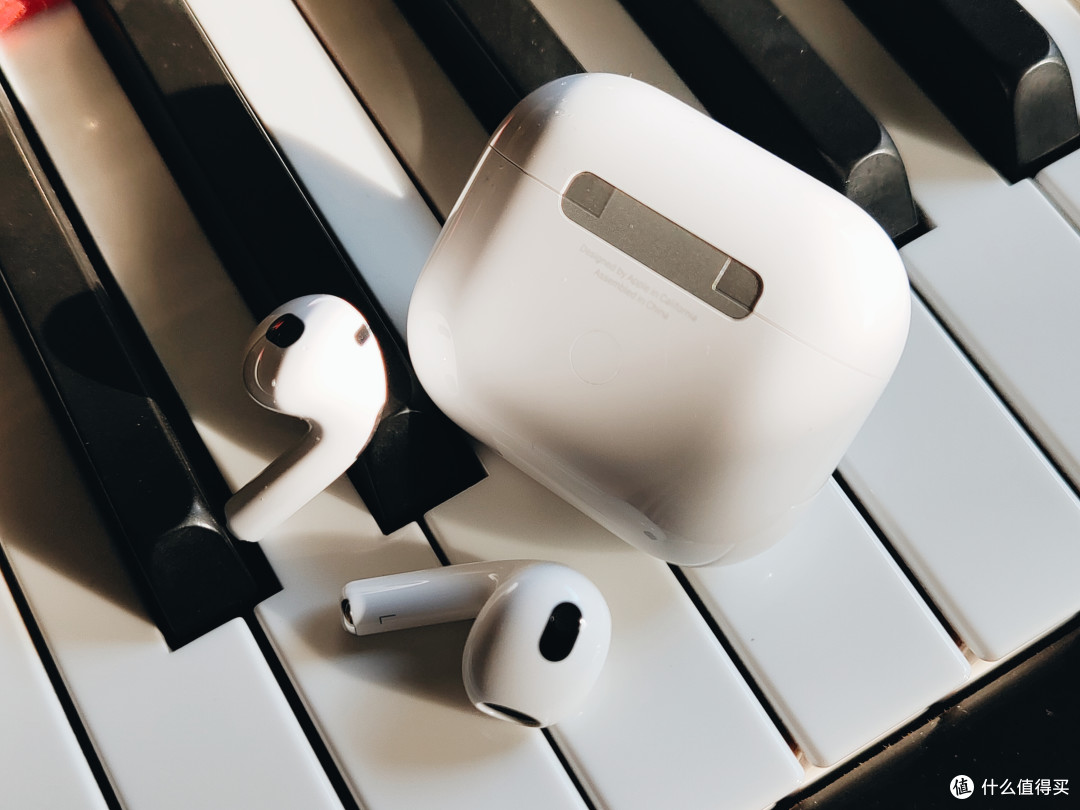 这次的airpods 3属于初代airpods的换代,耳柄短了很多,佩戴感也变得