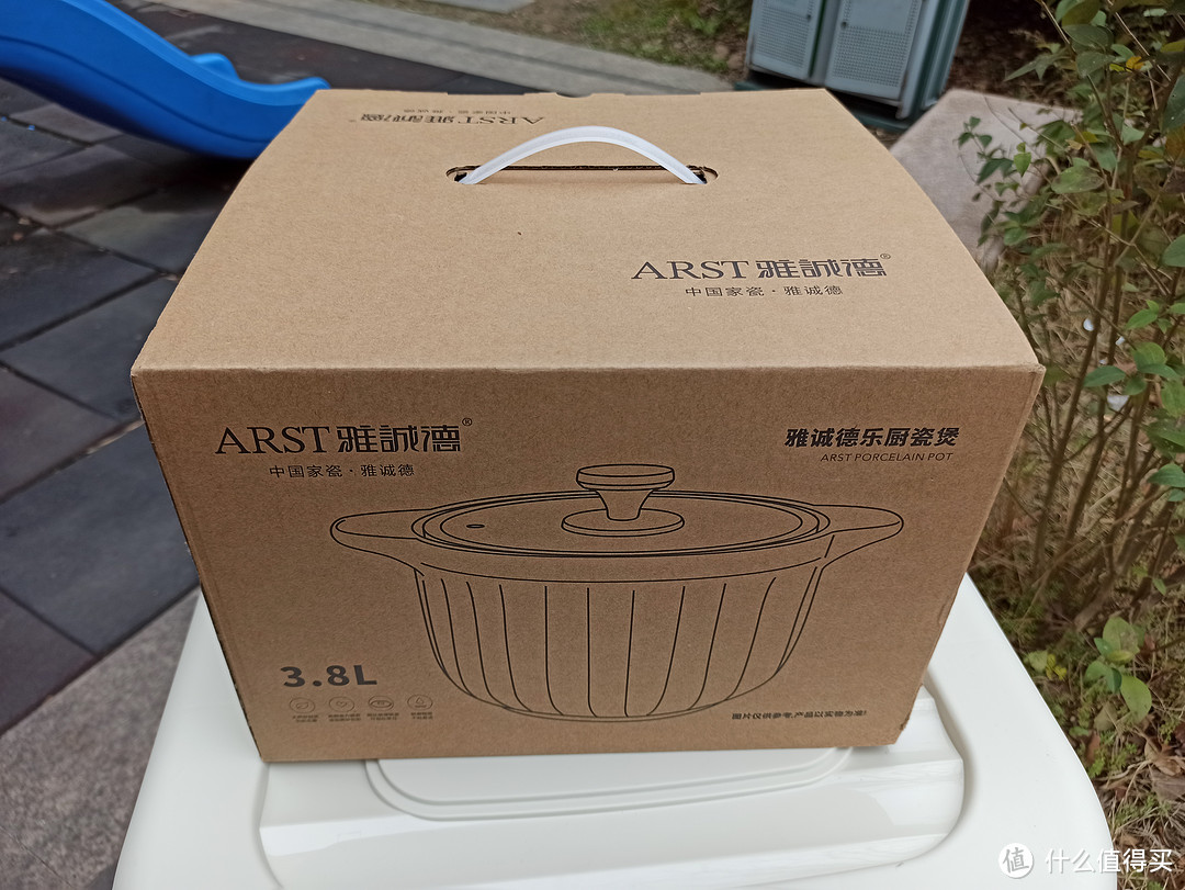 这个陶瓷砂锅煲的容量为3.8升，并不是很大。