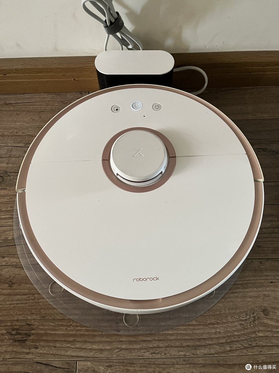 不对品牌作主观评价，上面的老黑用了一段时间之后发现它清扫速度越来越快，但是家里很多边角没有扫到，同时，地图隔一段时间就会丢失。一次朋友来家吃饭，道；“你试试XX的，好用”，遂信之，换来这个白金版（白色配玫瑰金），有一说一，清洁力度强于以上两款。避障依然是靠轻碰的机械避障，但是绕桌腿快捷无遗漏，沿墙清扫更干净些，但是，依然会无数次卡在我猫爬架底座上，虽然最后总是凭蛮力解决问题……一声叹息。