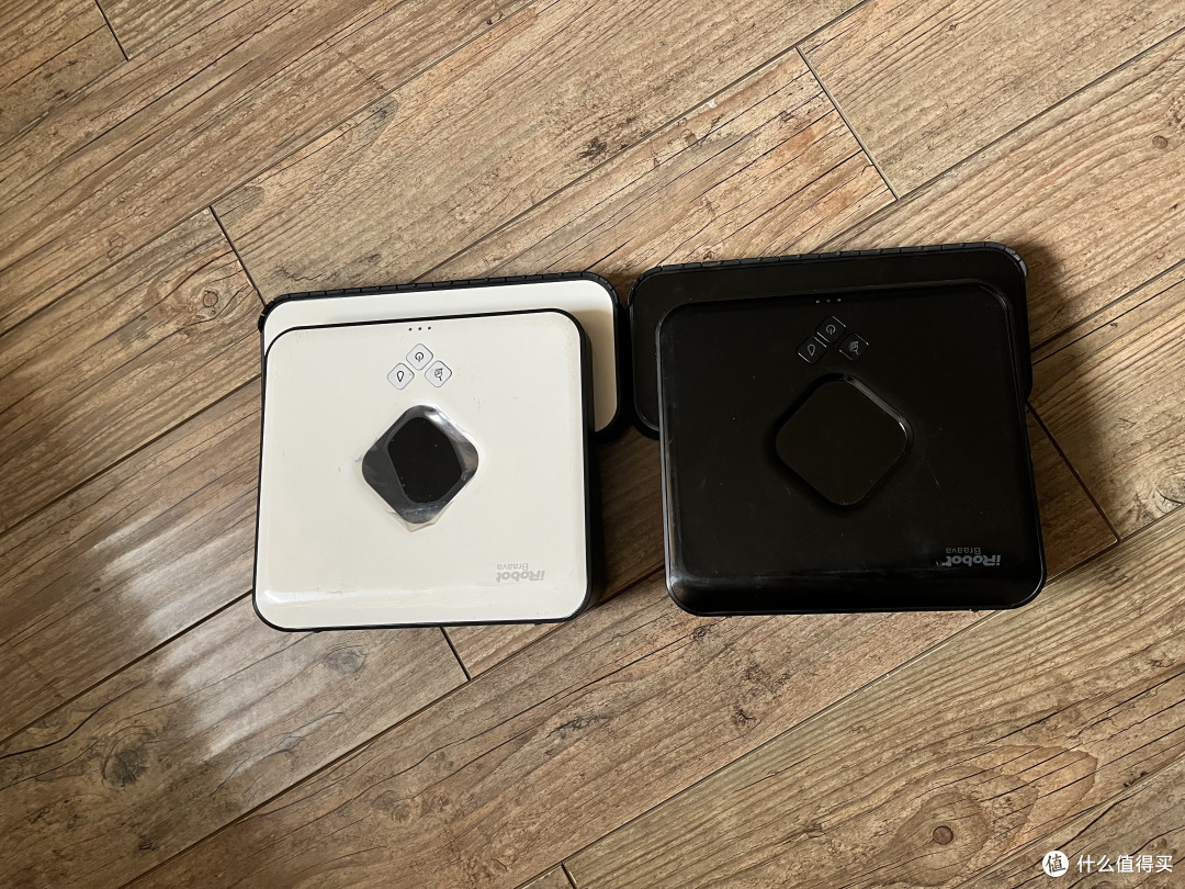 但我为什么又买了这两个家伙呃？因为我确实是相信科技的力量。老实说，单论拖地，在几乎没有什么声响的情况下，这两货是拖得相当相当的干净！前提是中途多洗或换几次拖布，毛病是还是经常会卡在它其实根本进不去的地方，个性倔强，撞了南墙也不回头，导致机身上尽是擦痕。非常适合夜深人静拖地，绝不会收到邻居投诉。加一句，我一直没用过它的干拖板，湿拖板不加水是我常用的干擦方式……