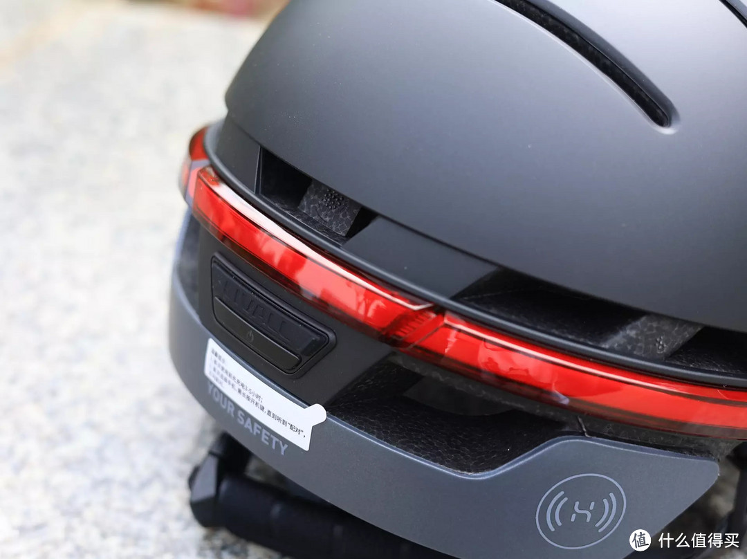 Helmetphone智能头盔，便捷操控骑行安全有保障