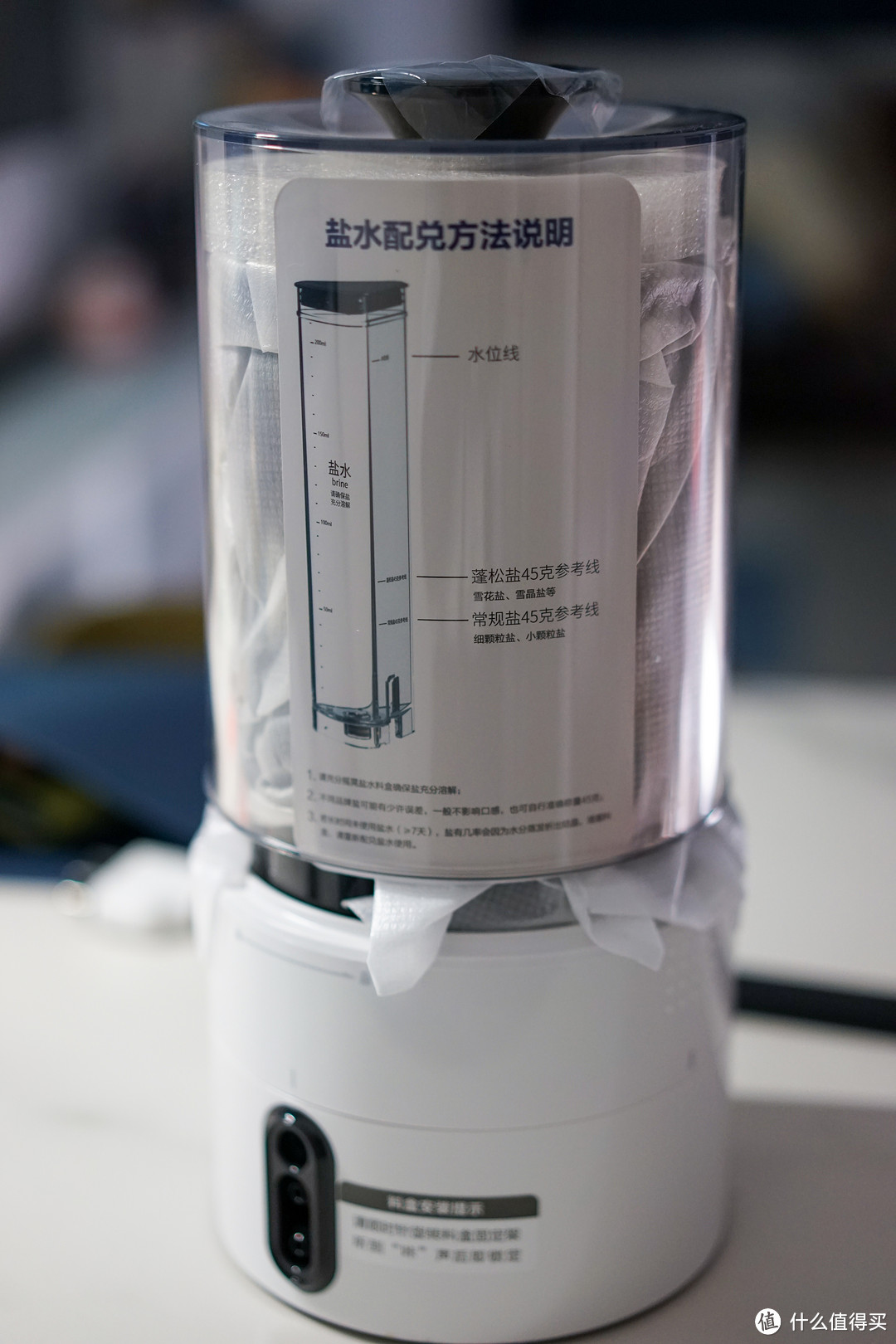 调料盒附赠的说明写着盐水的调配方法，调料盒背后是输料管的插孔