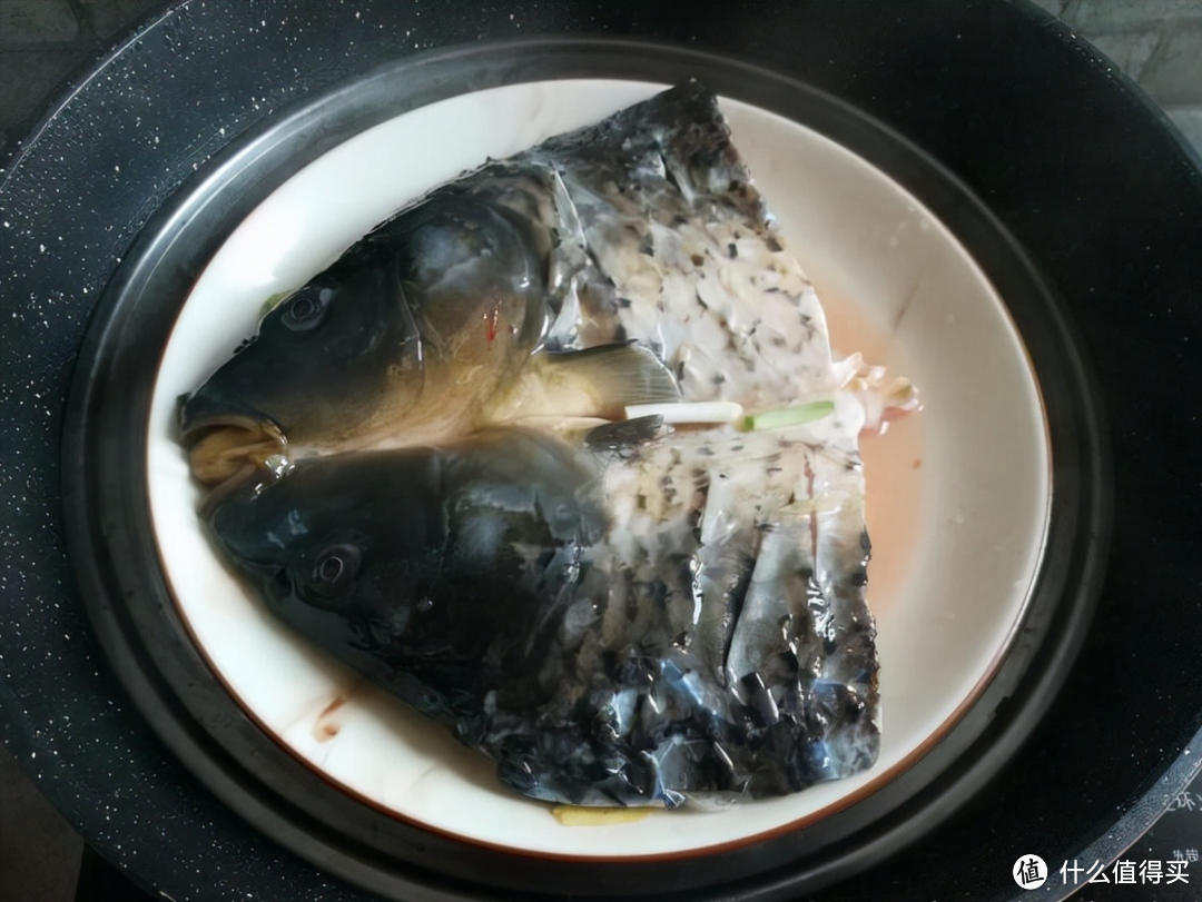 大厨：鱼头腌好别急着加剁椒，多做这一步，鱼头不腥更入味