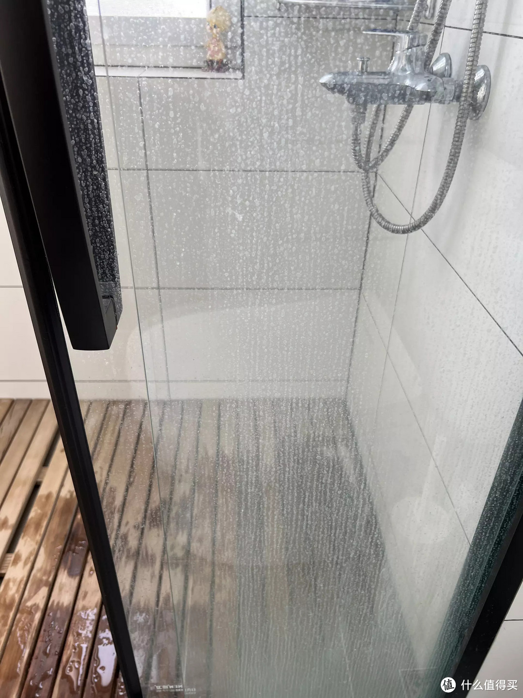 几步搞定淋浴房玻璃污垢，没想到能擦那么干净！