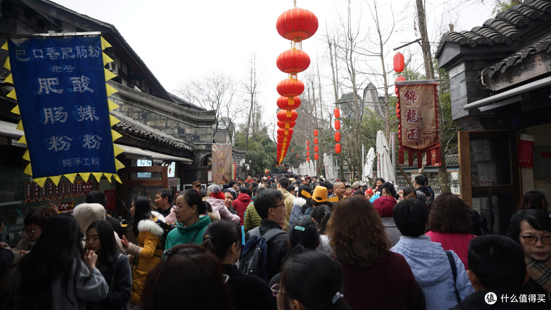 1:人民公园,武侯祠,锦里,宽窄巷子;day2:大熊猫繁育基地;day3:都江堰